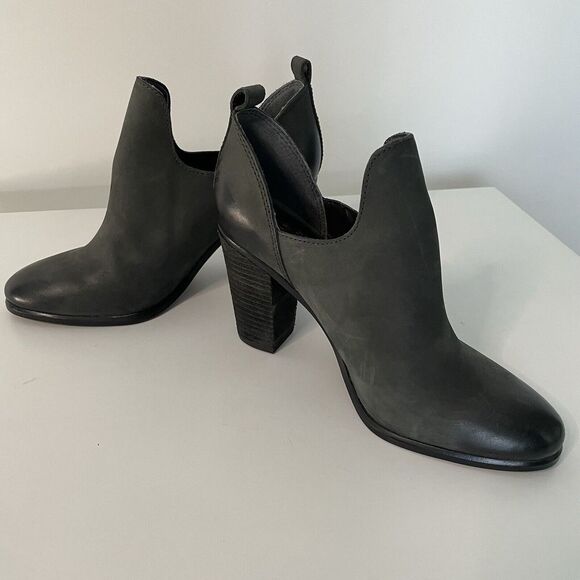Vince Camuto Federa Cut Out Ankle Boots Gray‎ Leather Pull On Size 5 - Picture 1 of 12